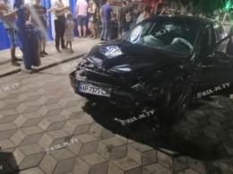 В Мелитополе автомобиль, вылетевший на тротуар, едва не покалечил покупателей АТБ (фото, видео)