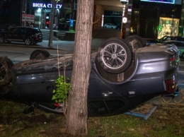 В Киеве иномарка снесла забор и перевернулась