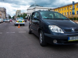 В центре Киева Renault поворачивал на запрещающий знак и столкнулся с Mercedes: четверо людей пострадали