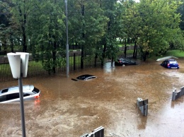 Москва ушла под воду: в сети публикуют кадры масштабного потопа