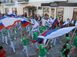 «Артековцы» провели на набережной Ялты праздничное шествие ко Дню молодежи