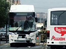 В Ростове инкассаторский автомобиль подрезал автобус