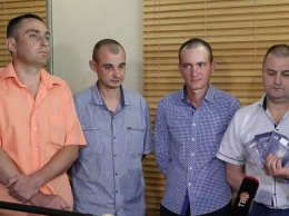 В Киев прибыли 4 украинца, освобожденные из плена боевиков