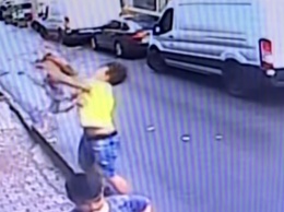 Житель Стамбула поймал выпавшего из окна двухлетнего ребенка