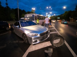 В центре Киева водитель BMW вылетел на встречную полосу и врезался в маршрутку