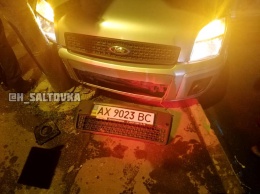 Авария в Харькове: автомобиль вылетел на тротуар, водитель - в шоковом состоянии (фото, видео)