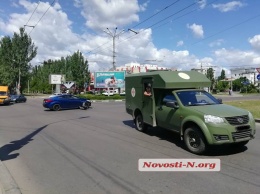 В центре Николаева «Хюндай» протаранил военный автомобиль