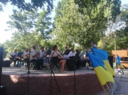 Мелитопольцы отметили день Конституции праздничным концертом в городском парке