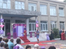 Новый этап жизни: в селах Днепропетровской области ярко поздравили выпускников
