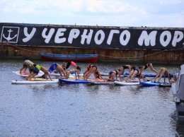 На Ланжероне проходит фестиваль каякинга и сапбординга - с йогой на досках и "сухой" греблей