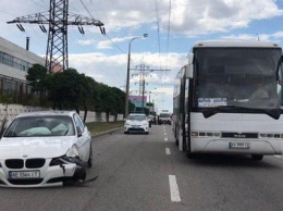В Днепре на Набережной Заводской BMW врезался в Chevrolet, отлетел в автобус с пассажирами и потерял колесо