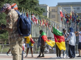 Швейцарская полиция применила газ и водометы на акции против президента Камеруна в Женеве