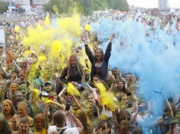 Почти 3000 участников и полтонны красок: в Днепре ко Дню молодежи провели третий Kolir Fest