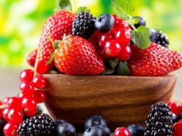 «Солить, замораживать и мыть с содой»: Супрун рассказала, что нужно делать с ягодами