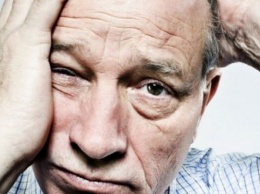 Болезнь Альцгеймера: медики рассказали об опасном симптомепервых признаков