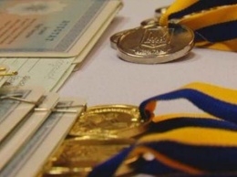 Сколько золотых и серебряных медалей получили выпускники херсонских школ?