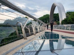 Киевская власть придумала, как защитить новый пешеходный мост от вандалов