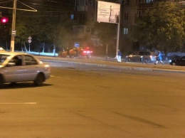 Ночью на Канатной автомобиль влетел в трамвайную остановку: пострадали два человека