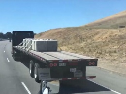 Электрический грузовик Tesla Semi поймали на испытаниях грузоподъемности