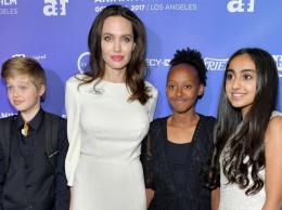 Фастфуд, алкоголь, фильмы для взрослых: шокирующие факты о методах воспитания детей Анджелины Джоли