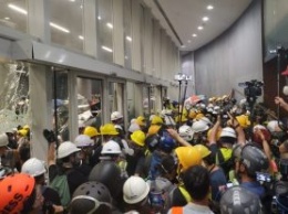 В Гонконге протестующие штурмуют парламент