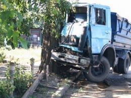 На Гвардейской грузовик снес столб и врезался в дерево: движение затруднено