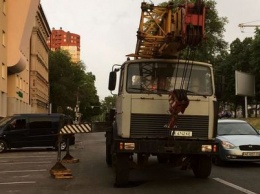 В центре Днепра под автокраном провалился асфальт