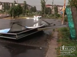 В Кривом Роге ветром свалило рекламный щит с бетонной основой