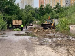 Киевляне, не дожидаясь помощи властей, самостоятельно ремонтируют дорогу. Фото