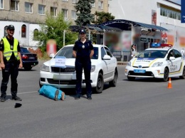 В Рубежном патрульные устроили шоковую терапию для пешеходов