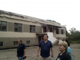 И еще раз о вчерашнем урагане на Николаевщине: ветер практически снес крышу школьного спортзала и повредил крышу дома для учителей в Кривоозерском районе (ФОТО)