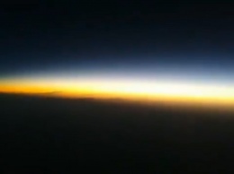 На высоте 10 км: пассажир самолета снял на видео полное солнечное затмение (ВИДЕО)