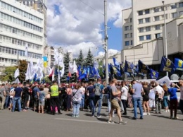 Под Конституционным судом проходит многочисленная акция протеста: онлайн