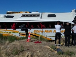 В Турции перевернулся автобус, десятки пострадавших