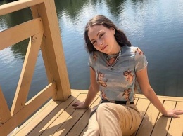 "Круто выходит": дочь Оли Поляковой поразила выполнением техники наоли для осиной талии (видео)