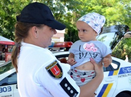 В Одессе правоохранители раздавали детям мороженое и исполняли саундтрек "Полицейской академии"