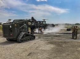 Бойцы американского стройбата восстанавливают военный аэродром в Николаеве