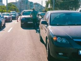 На Сичеславской набережной столкнулись Mazda, Hyundai и Daewoo: образовалась пробка