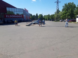 В Николаеве с парковки у «Велмарта» убрали три самовольно возникших киоска (ФОТО)