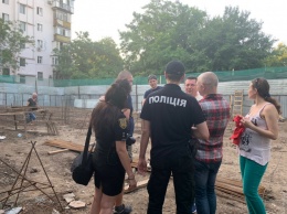 На одесских Черемушках активисты пытаются остановить строительство торгового центра