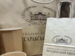 На Бессарабском рынке в Киеве переходят с пластиковой на бумажную тару