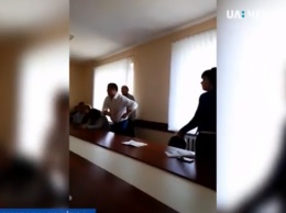 В Черниговской обл. нардеп избил председателя сельсовета и разбил телефон, когда тот вызвал полицию