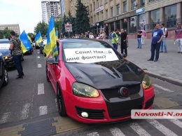 Около сотни водителей, недовольных состоянием дорог, устроили акцию протеста в центре Николаева (ФОТО)