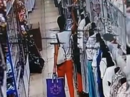 Камера наблюдения сняла ворующую одежду саратовскую чиновницу