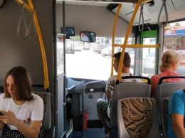В Николаеве в новом лизинговом автобусе пассажир сломал двери ударом ноги, - соцсети