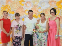 Керченский ЗАГС поздравляет керчан с Днем семьи, любви и верности
