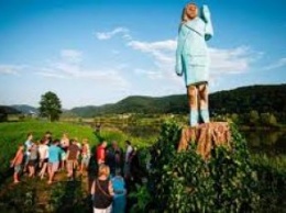 В Словении жене Трампа поставили деревянный памятник