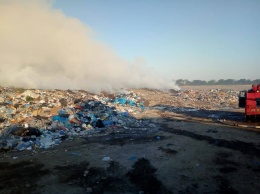 Николаевские спасатели тушат масштабный пожар на свалке в Березанском районе (ФОТО)