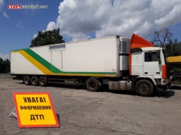 «Он сам упал!» - водитель грузового автомобиля ВОЛЬВО отрицает, что электроопора на ул. Днепровское шоссе упала по его вине (фото)