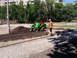 На улице Стальского обустраивают новый сквер